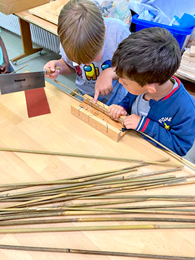 Wildbienen-Bund-Ulm-Schulklasse-baut Aktiv beim bauen - Grundschulklasse Gaisental